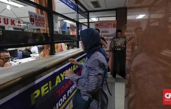 Seorang warga saat melakukan pembayaran pajak kendaraan di Kantor Pelayanan di DKI Jakarta. (Foto: Ist./CNN Indonesia).