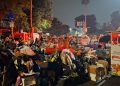 Warga di permukiman Jalan Kemayoran Gempol dan pedagang Pasar Jiung, Jakarta amankan barang-barang dari tragedi kebakaran, Senin, 1 Juni 2026 malam.(Foto: Ist./ KOMPAS.com).