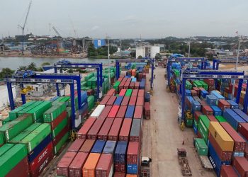 Kondisi pelabuhan Batu Ampar dipadati dengan peti kemas. (Foto: Humas BP).