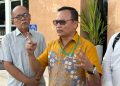 Benhauser Manik (kanan) dan keluarga terdakwa saat memberikan keterangan kepada awak media (Foto: Putra Gema Pamungkas)