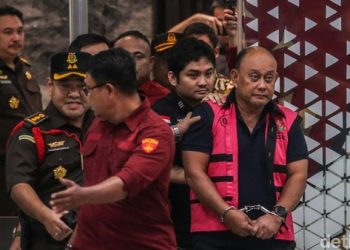 Mantan Kepala BGN, Dadan Hindayana (kanan/rompi merah) saat digiring ke mobil tahanan usai ditetapkan tersangka di Kejagung Jakarta. (Foto: Ist./ detikcom).