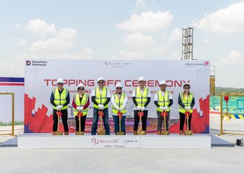 Direktur Utama Telkom Dian Siswarini (tengah) bersama Direktur Strategic Business Development & Portfolio Telkom Seno Soemadji (ketiga dari kiri), CEO NeutraDC Group Andreuw Th.A.F (ketiga dari kanan), serta jajaran Direksi dan Dewan Komisaris NeutraDC Group, saat melakukan topping off ceremony gedung pertama data center NeutraDC Nxera Batam (BTM-1), pada bulan Oktober 2025 lalu (Dok: Telkom)