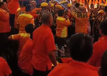 Suasana sidang Mubes Kosgoro 1957 di Jakarta pads Sabtu 6/6/2026 dinihari sempat memanas. Sebagian peserta akhirnya walk out, setelah permintaan skorsing tidak akomodasi. (Foto: Ist./Ruby).