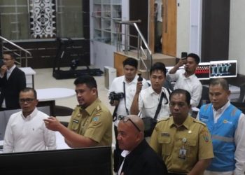 Gubernur Sumatra, Utara Bobby Nasution (dua dari kiri) saat mendatangi Kantor PLN Unit Pelaksana Pengatur Beban (UP2B) Sumatra Bagian Utara (Sumbagut) di Jalan Yos Sudarso, Senin, 8 Juni 2026. (Foto: Ist./ edisinews.id).