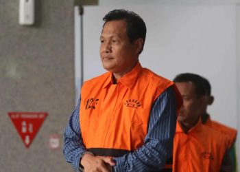 Bupati Muara Enim, Edison (depan), saat meninggalkan gedung Merah Putih Komisi Pemberantasan Korupsi (KPK) Jakarta, usai menjalani pemeriksaan, Selasa, 9 Juni 2026. (Foto: Ist./ Liputan6.com).