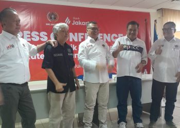 Ketua PWI Jaya, Kesit B Handoyo ( tengah ) dan Senior Manager Bank Jakarta, Fachruroji (dua dari kanan) usai konperensi pers. (Foto: HMStimes./ A.Ristanto).