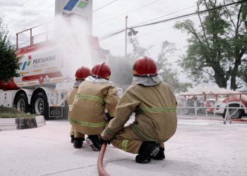 Petugas saat melakukan simulasi pemadaman mobil tangki pertamina yang terbakar (Dok: Pertamina)