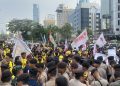 Sejumlah mahasiswa berhadapan dengan polisi di Jalan Jenderal Sudirman, Jakarta minta dibukakan jalan ke Bundaran HI, Jumat (12/6/2026)(Foto: Ist./ KOMPAS.com).