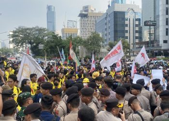 Sejumlah mahasiswa berhadapan dengan polisi di Jalan Jenderal Sudirman, Jakarta minta dibukakan jalan ke Bundaran HI, Jumat (12/6/2026)(Foto: Ist./ KOMPAS.com).
