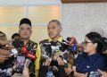 Wakil Ketua Komisi VIII DPR, Singgih Januratmoko (berpeci) saat wawancara pers. (Foto: Ist./ Golkar2029.com).