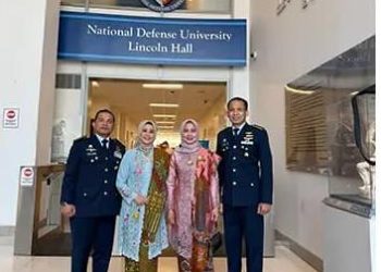 Dua perwira menengah TNI Angkatan Udara yang berhasil menyelesaikan pendidikan di NDU Amerika Serikat. (Foto: Ist./ Dok. Dispenau).