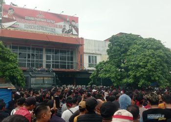 Ribuan warga Pulau Kasu melakukan aksi demonstrasi di depan Kantor LIRA Kepri (Foto: Putra Gema Pamungkas)