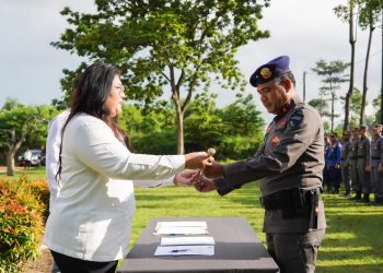 Penyerahan Ditpam dibawah pengawasan Deputi Umum, Ariastuty Sirait. (Foto: Humas BP).