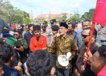 Ketua DPRD Batam, Kamaludin saat menemui Aliansi Mahasiswa Kota Batam (Foto: Putra Gema Pamungkas)