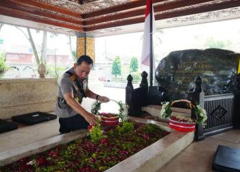 Momen Kapolri Jenderal Pol. Listyo Sigit Prabowo berziarah ke makam Proklamator Kemrrdekaan RI, Bung  Karno di Blitar, Jawa Timur Sabtu 20 Juni 2026 menjelang Hari Bhayangkara ke 80. (Foto: Ist./ detik.com).