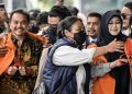 Roy Suryo dan Tifauzia Tyassuma (berbaju oranye) saat di Kejari Jakarta Selatan. Kedua tersangka kasus ijazah palsu Joko Widodo ini tidak jadi ditahan. (Foto: Ist./ cnnindonesia.com).