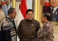 Gubernur NTT, Emanuel Melkiades Laka Lena (kiri) bersama Menpora Erik Tohir dan Gubernur DKI Jakarta Pramono Anum (kanan) usai penyerahan Surat Keputusan Menteri Pemuda dan Olahraga kepada para gubernur di Kantor Kemenpora, Jakarta, Selasa, 23 Juni 2026. (Foto: Ist./ dok.MLL).