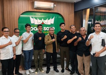 Pertemuan santai antara Pembina BP Batam International Football Festival yang juga Anggota/Deputi Bidang Investasi BP Batam, Fary Djemy Francis, bersama Ramadhan Sananta di Restoran Pagi Sore, Batam. (Foto: Humas BP).