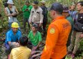 Tim gabungan saat menemukan lansia yang hilang di hutan Lingga (Dok: SAR Tanjungpinang)