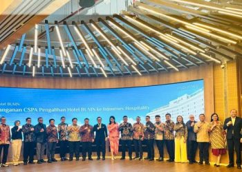 Para operator hotel berfoto bersama ussi Penandatanganan CSPA Pengalihan Hotel BUMN ke Injourney Hospitality. (Foto: Ist./Dok. Danantara).