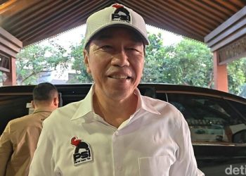 Mantan Presiden Joko Widodo selama ikuti safari Partai Solidaritas Indonesia (PSI) selalu mengenakan topi dan baju berlogo gajah. (Foto: Ist./ detikcom).