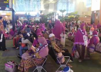 Ratusan jemaah umrah asal Lombok di Bandara Soekarno-Hatta, Tangerang, Banten. Mulai 1 Juli 2026 para jemaah wajib melalui Termjnal 2F. (Foto: Ist./ kumparan).