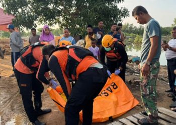 Tim SAR saat melakukan evakuasi korban (Dok: Kantor SAR Kelas A Tanjungpinang)