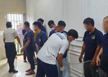 Petugas Lapas Narkotika Kelas IIA Tanjungpinang memeriksa napi pindahan dari Batam.(Dok: Lapas Narkotika Kelas IIA Tanjungpinang)