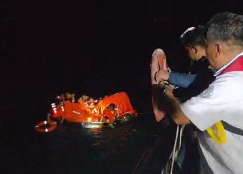 Proses evakuasi awak kapal MV Golden Star 1 yang tenggelam di TSS Selat Malaka–Selat Singapura (Dok:KSOP Batam)