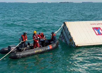 Petugas KPLP dan KSOP Batam saat melakukan evakuasi kontainer yang hanyut di Selat Singapura (Dok: KSOP Batam)