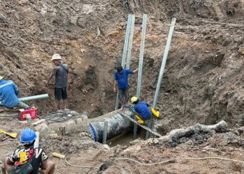 Penanganan kebocoran pipa air. (Foto: Batam pos).
