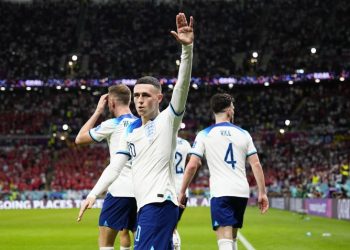 Phil Foden dari Inggris melambai ke arah para penggemar setelah mencetak gol kedua timnya selama pertandingan sepak bola grup B Piala Dunia antara Inggris dan Wales, di Stadion Ahmad Bin Ali di Al Rayyan, Qatar, Selasa, 29 November 2022. (AP Photo/ Pavel Golovkin)