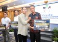 Wali Kota Batam, Amsakar Achmad menyerahkan insentif untuk RT, RW, dan LPM se-Kecamatan Batuampar di Grand Ballroom AP Premiere, Batuampar, Minggu, 12 Juli 2026. (Foto: Diskominfo).