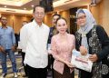Wali Kota Batam, Amsakar Achmad, bersama Wakil Wali Kota Batam, Li Claudia Chandra, menyerahkan insentif RT,RW, dan LPM Lubukbaja di Hotel AP Premier, Senin, 13 Juli 2026 malam. (Foto: Diskominfo).