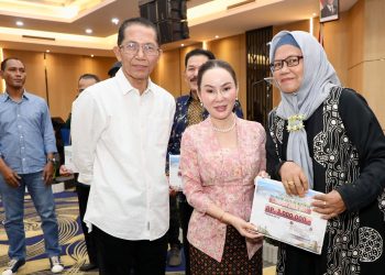 Wali Kota Batam, Amsakar Achmad, bersama Wakil Wali Kota Batam, Li Claudia Chandra, menyerahkan insentif RT,RW, dan LPM Lubukbaja di Hotel AP Premier, Senin, 13 Juli 2026 malam. (Foto: Diskominfo).