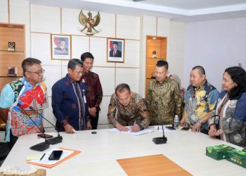 Penandatanganan Perjanjian Kerja Sama (PKS) pemanfaatan aset Kawasan Wisata Dendang Melayu dengan PT Vendoor Mebelia Indonesia (VMI) di Kantor Wali Kota Batam, Kamis, 16 Juli 2026. (Foto: Diskominfo).