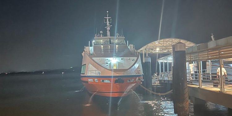 Kapal Ferry Cepat Sandar di Dermaga Penumpang, Harbour Bay Batam (Foto: Tangkapan layar HMS)