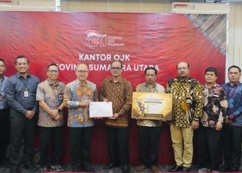 Pengurus dan calon Pengurus PT BPR Mangatur Ganda (hasil penggabungan) berfoto bersama di Kantor OJK Sumatra Utara. (Foto: Ist./dok.OJK).