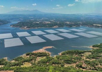Ilustrasi PLTS terapung Cirata 192 MWp di Kabupaten Purwakarta, Jawa Barat. Kehadiran PLTS terapung terbesar di Asia Tenggara ini menjadi bukti bahwa PLN mampu menjadikan transisi energi menjadi sebuah kekuatan untuk meningkatkan ketahanan energi nasional. (Foto: Ist./Dok. PT PLN (Persero).