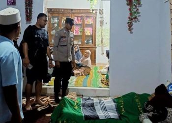 Aparat kepolisian bersama warga berada di rumah duka salah satu korban longsor tambang emas ilegal di Desa Aek Guo, Kecamatan Batang Natal, Mandailing Natal. (Foto: Ist./ Kompas.com).