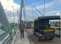 Tim gabungan patroli di Jembatan 1 Barelang. (Foto: Humas BP).