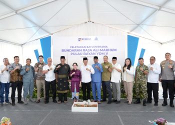 Peletakan batu pertama pembangunan Bundaran Raja Ali Marhum Pulau Bayan Yang Dipertuan Muda V, Jumat, 10 Juli 2026. (Foto: Humas BP).