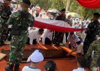 Upacara pemakaman jenazah Rachmat Gobel di TMP Kalibata, Jakarta Selatan, Jumat, 10 Juli 2026. (Foto: Ist./ detik.com).