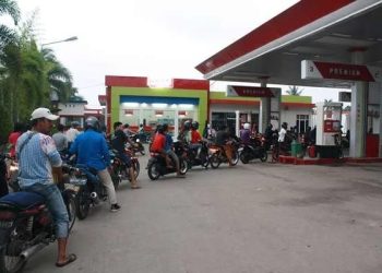Antrean para pengendara sepeda motor untuk membeli bahan bakar kendaraan di satu SPBU. (Foto: Ist./dok.BPH Migas).