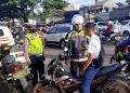 Polisi Lalulintas saat razia pengendara sepeda motor di jalan raya. (Foto: Ist./ detikcom).