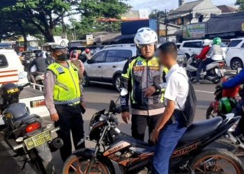 Polisi Lalulintas saat razia pengendara sepeda motor di jalan raya. (Foto: Ist./ detikcom).