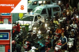 Antrean pengendara untuk mengisi BBM di sebuah SPBU di Jakarta. (Foto: Ist./ tempo.co).