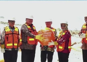 Menko Perekonomian, Airlangga Hartarto (tiga dari kiri) saat menghadiri acara pendaratan kabel bawah laut Nongsa Changi Cable di Nongsa Digital Park, Batam, Kepulauan Riau, Senin, 20 Juli 2026. (Foto: Ist./Tangkapan Layar Youtube/PerekonomianRI).