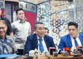 Pengacara Hotman Paris Hutapea (tengah) saat beri keterangan pers di Kantor Kejaksaan Agung, Jakarta. (Foto: Ist./ viva.co.id).