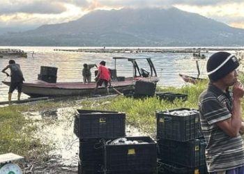Pembudi daya ikan di Danau Batur Kabupaten Bangli Provinsi Bali. (Foto: Ist./ cnnindonesia.com).